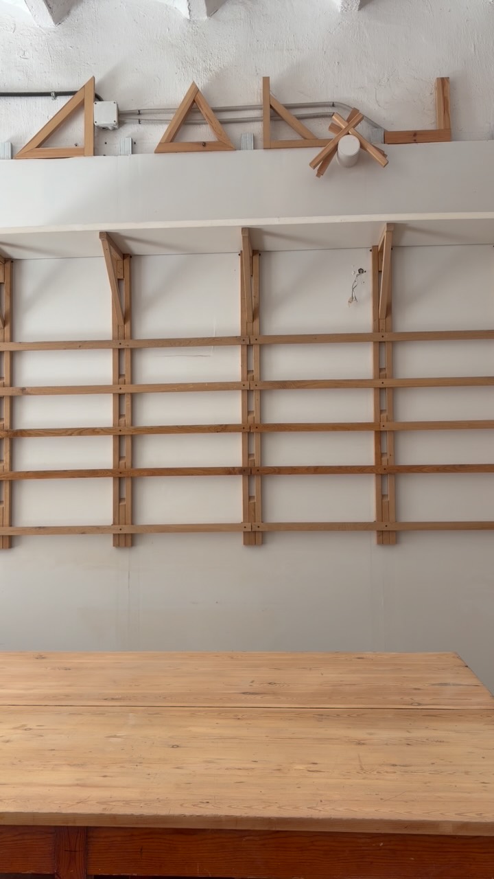 Matrioskas de madera talladas en el taller de May Rojas